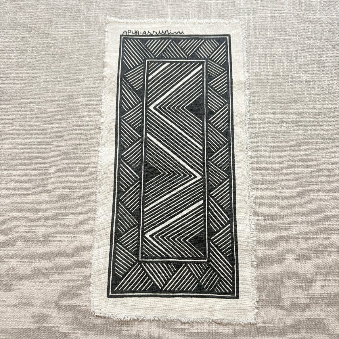 Dessin ethnique sur tissu - Ethnie Assurini Dessin Ethnie Assurini, localisée dans l'état du Pará dans le Nord du Brésil. 15 