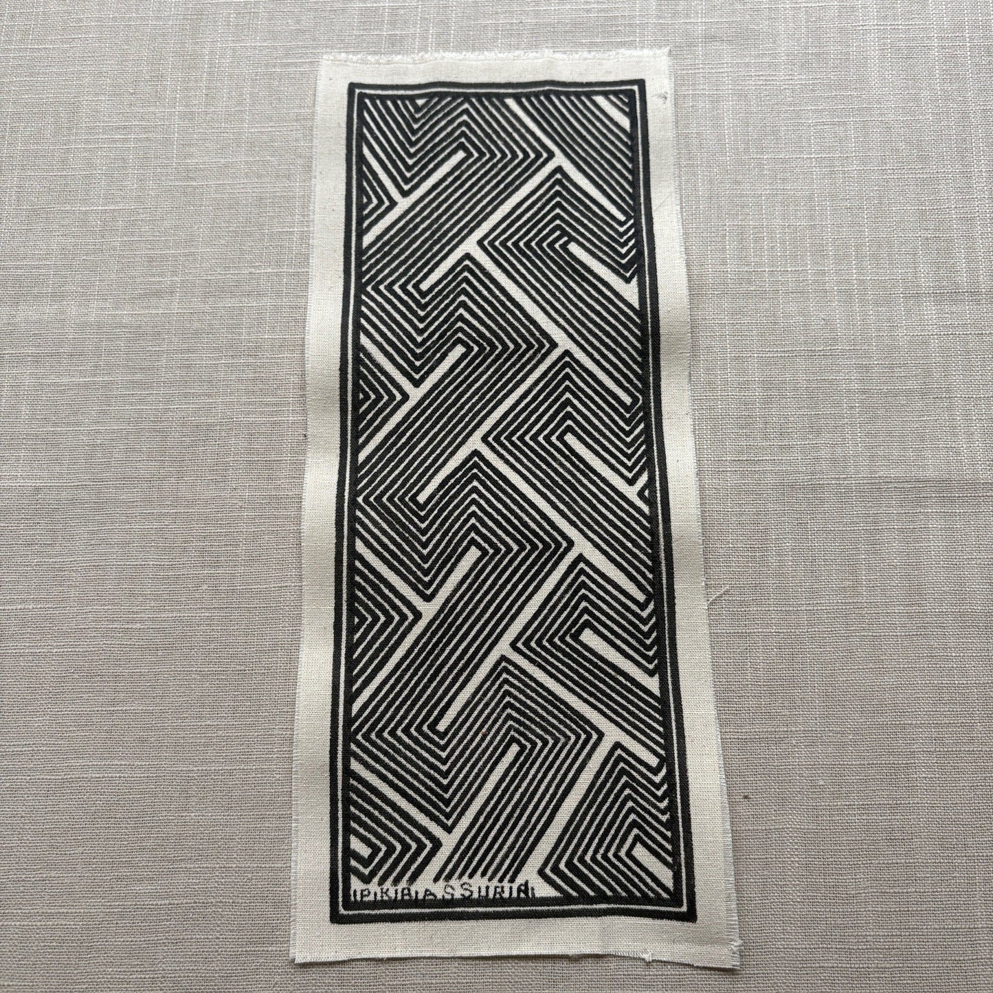 Dessin ethnique sur tissu - Ethnie Assurini Dessin Ethnie Assurini, localisée dans l'état du Pará dans le Nord du Brésil. 5 