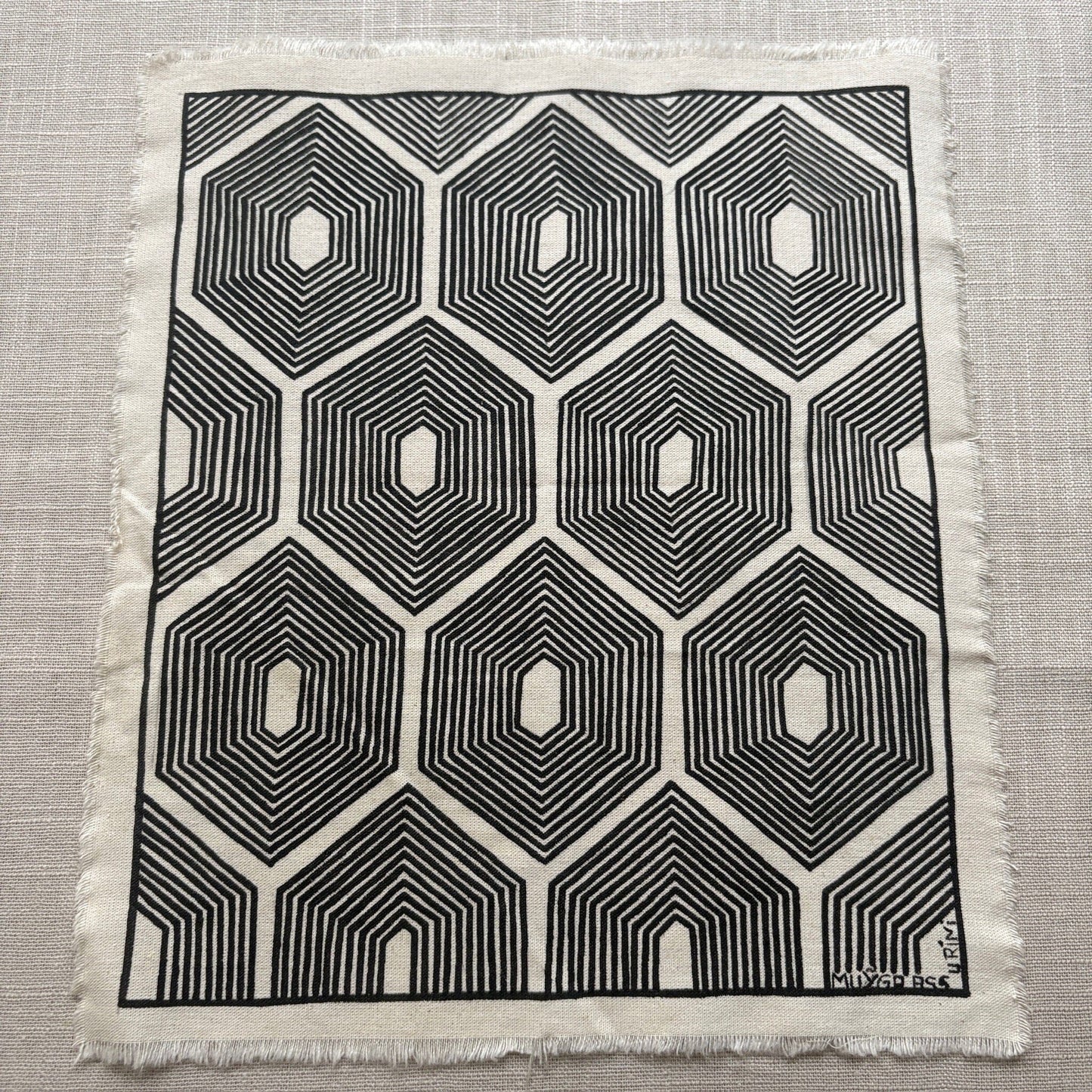 Dessin ethnique sur tissu - Ethnie Assurini Dessin Ethnie Assurini, localisée dans l'état du Pará dans le Nord du Brésil. 2 