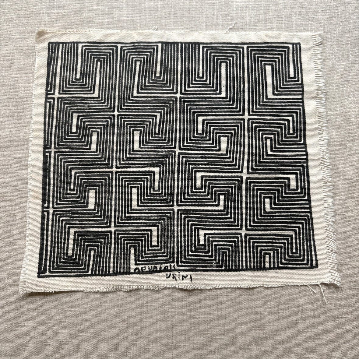 Dessin ethnique sur tissu - Ethnie Assurini Dessin Ethnie Assurini, localisée dans l'état du Pará dans le Nord du Brésil. 1 