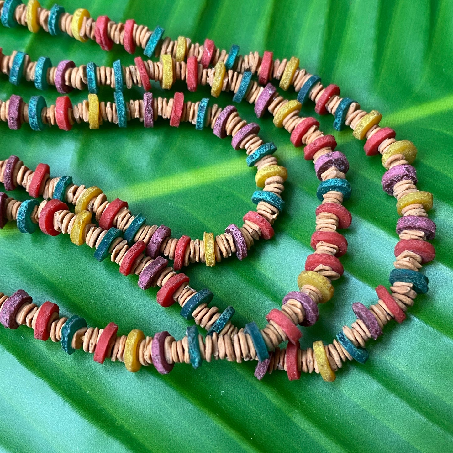 Collier graines morototo naturelles et petits carrés latex multicolores - 3 lignes - Communauté Jamaraqua