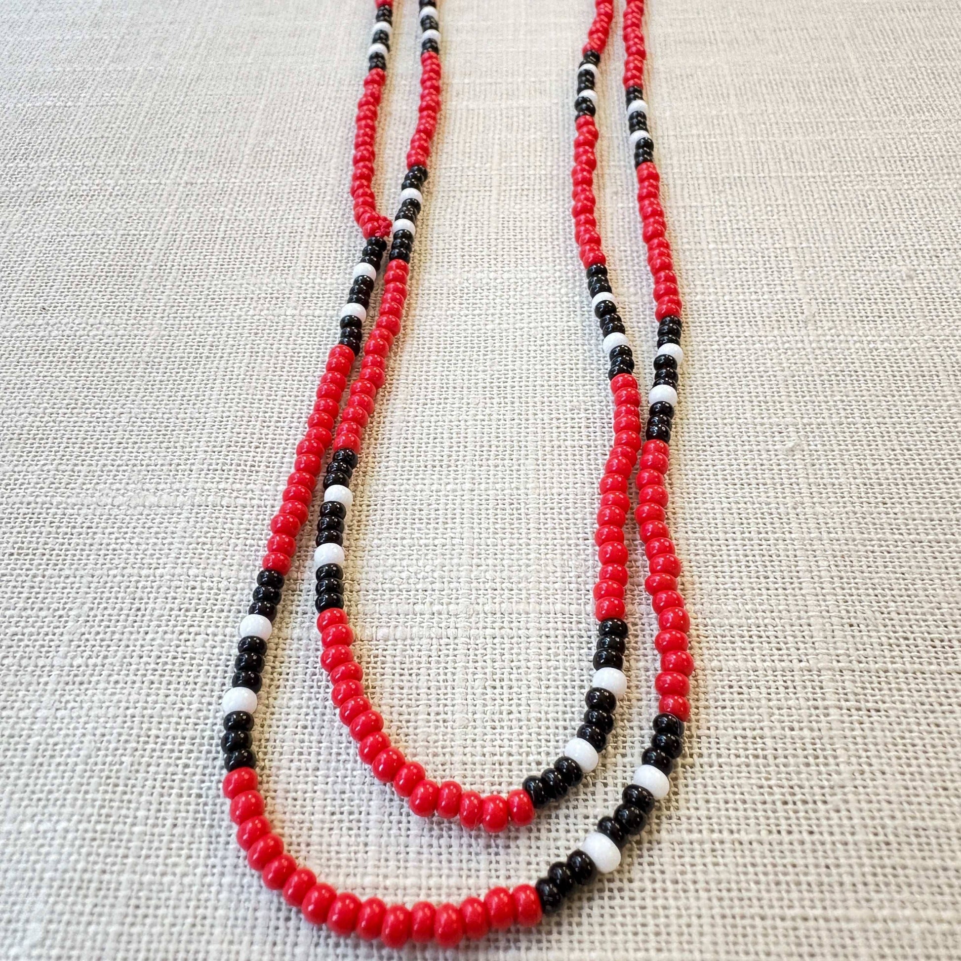 Lot de 2 colliers en perles de verre (Miçanga) - corail rouge noir et blanc - Ethnie Borari Collier Ethnie Borari, localisée dans l'état du Pará dans le Nord du Brésil. 