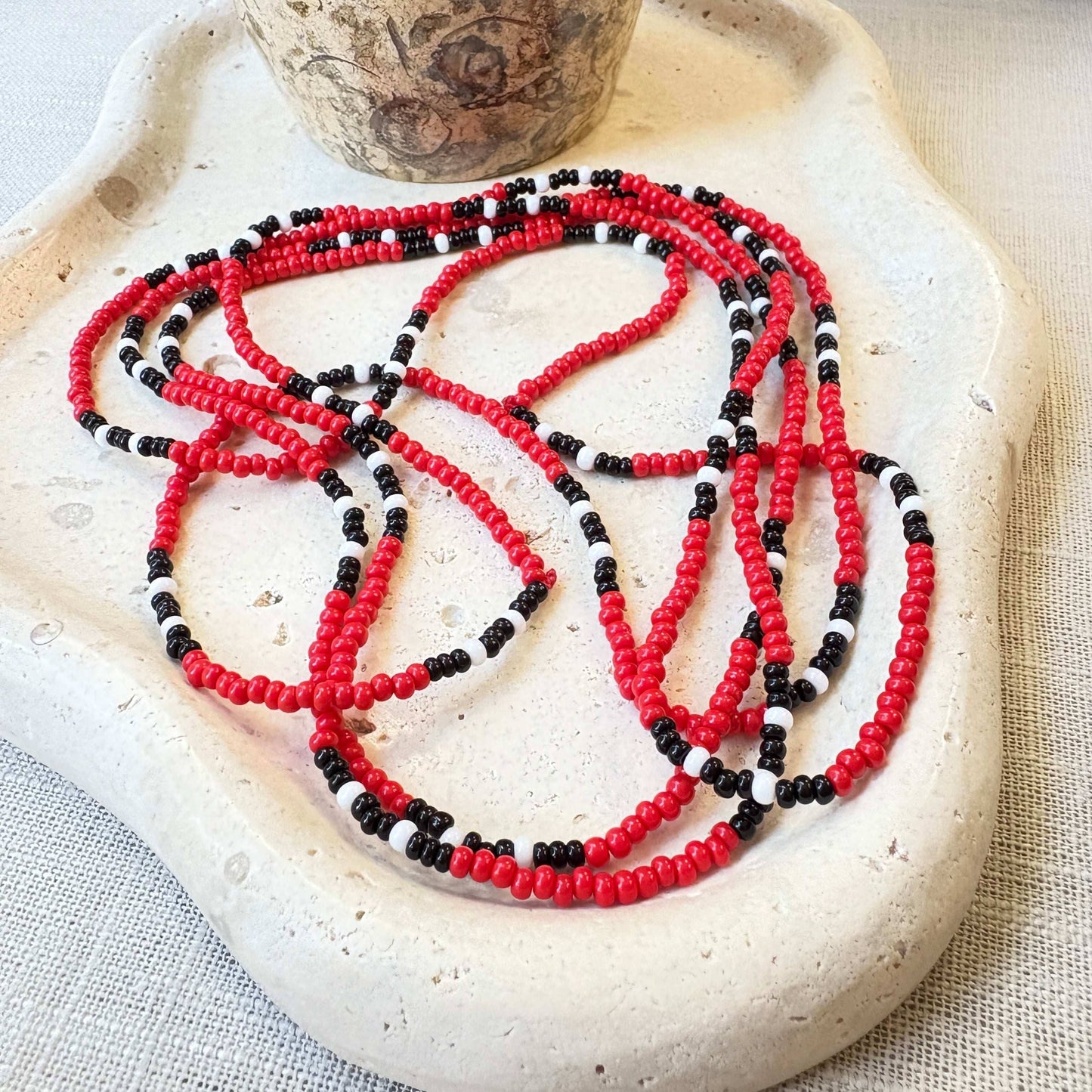 Lot de 2 colliers en perles de verre (Miçanga) - corail rouge noir et blanc - Ethnie Borari Collier Ethnie Borari, localisée dans l'état du Pará dans le Nord du Brésil. 