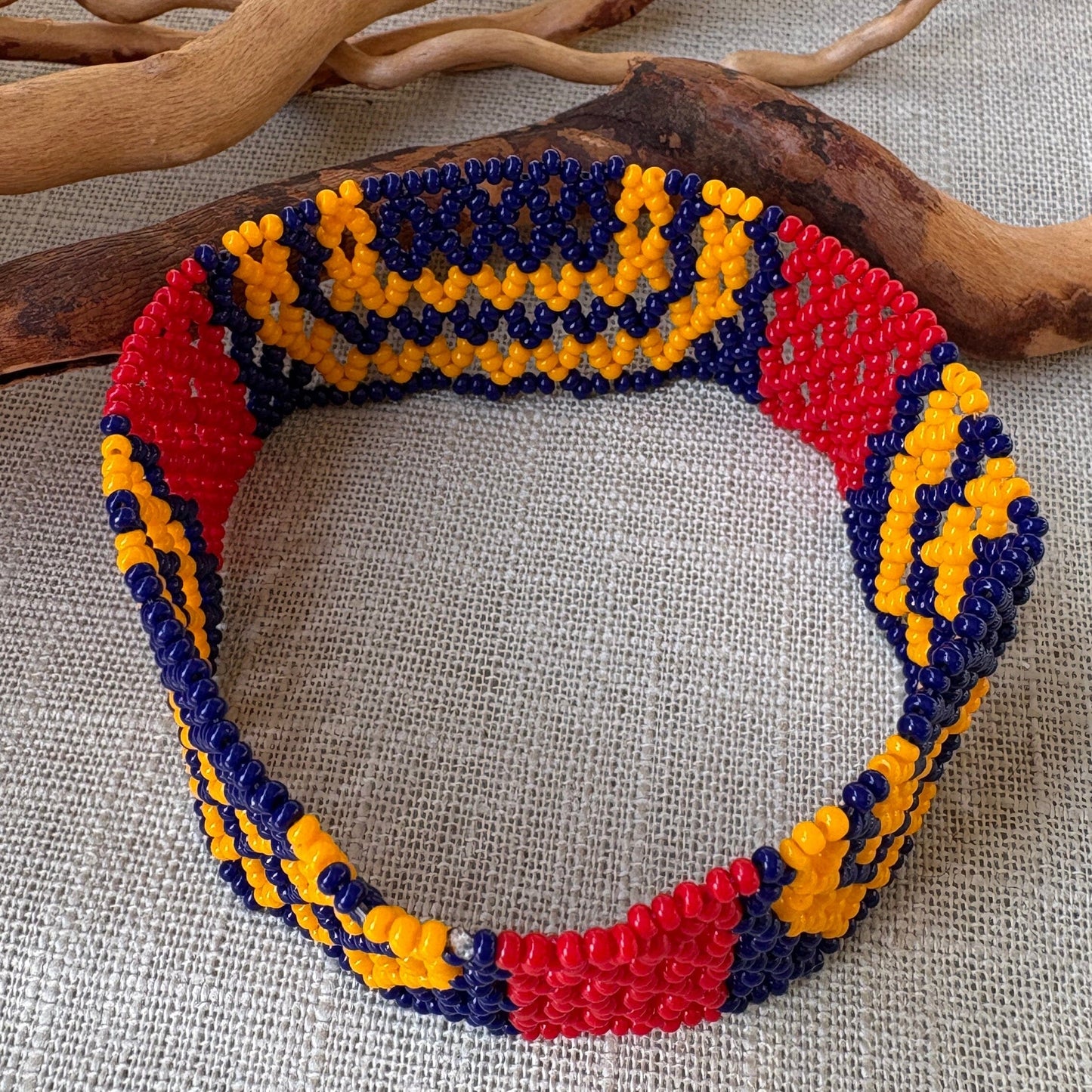 Paire de Bracelets en perles de verre (Miçanga) - fin bleu rouge et jaune - Ethnie Mehinako Bracelet Ethnie Mehinako, localisée dans le Parc Indigène du Xingu dans l' état du Mato Grosso au Centre-Ouest du Brésil. 