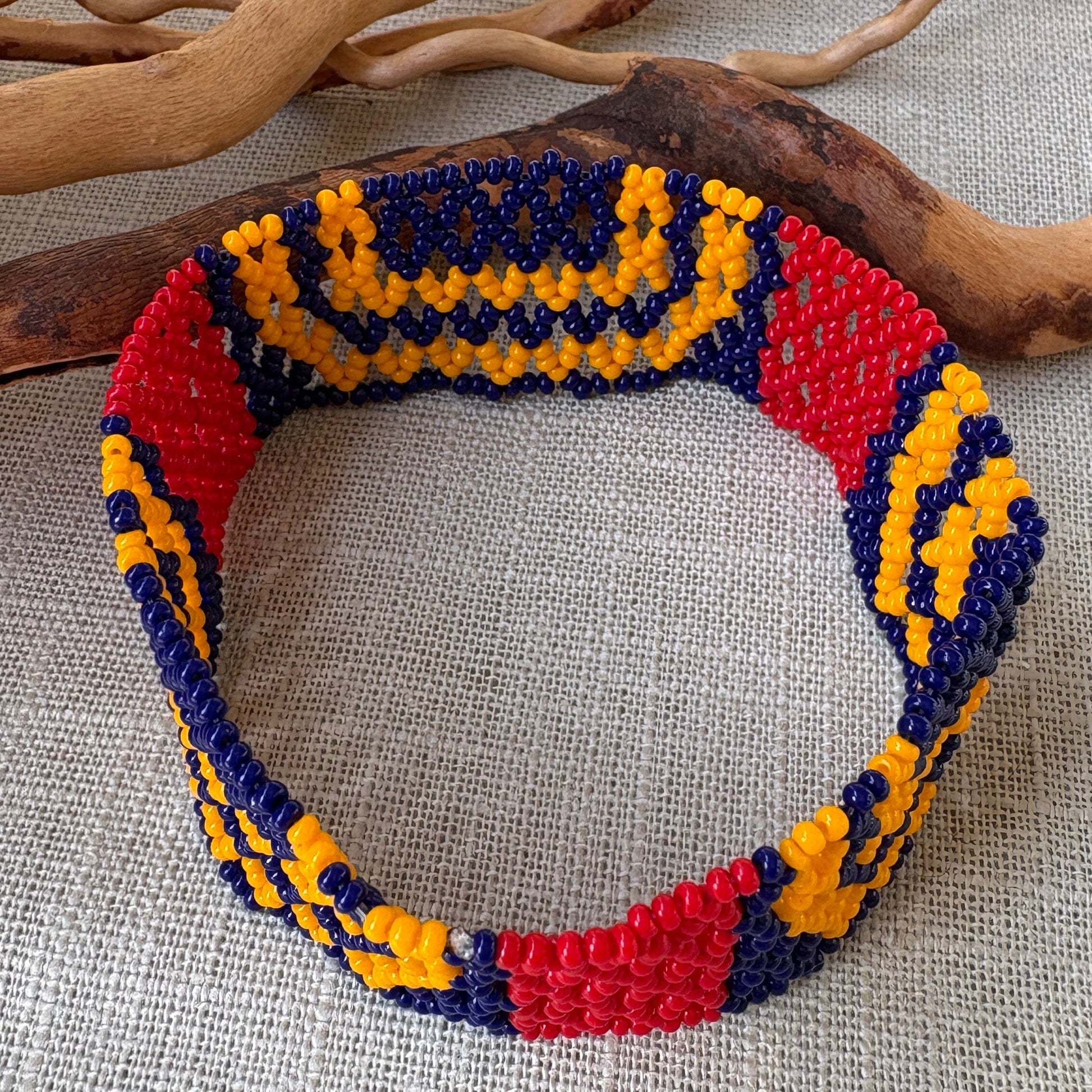 Paire de Bracelets en perles de verre (Miçanga) - fin bleu rouge et jaune - Ethnie Mehinako Bracelet Ethnie Mehinako, localisée dans le Parc Indigène du Xingu dans l' état du Mato Grosso au Centre-Ouest du Brésil. 