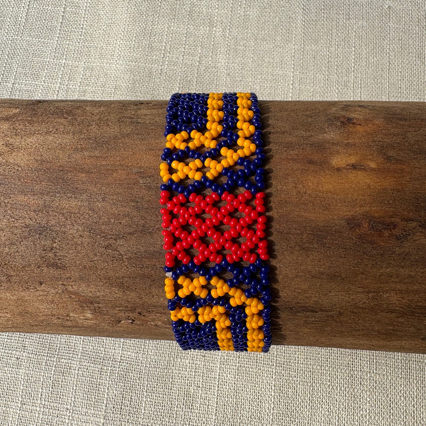 Paire de Bracelets en perles de verre (Miçanga) - fin bleu rouge et jaune - Ethnie Mehinako Bracelet Ethnie Mehinako, localisée dans le Parc Indigène du Xingu dans l' état du Mato Grosso au Centre-Ouest du Brésil. 