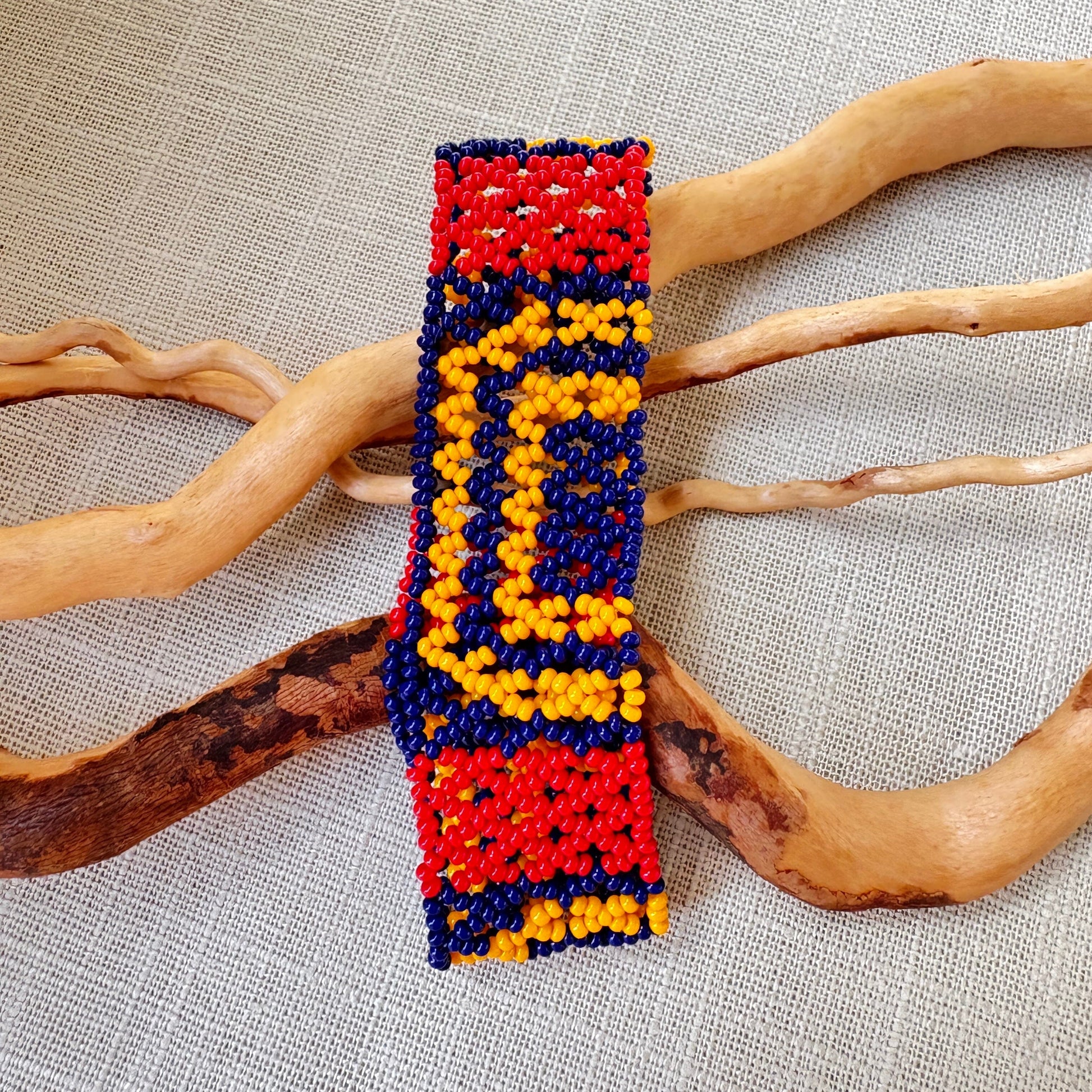 Paire de Bracelets en perles de verre (Miçanga) - fin bleu rouge et jaune - Ethnie Mehinako Bracelet Ethnie Mehinako, localisée dans le Parc Indigène du Xingu dans l' état du Mato Grosso au Centre-Ouest du Brésil. 