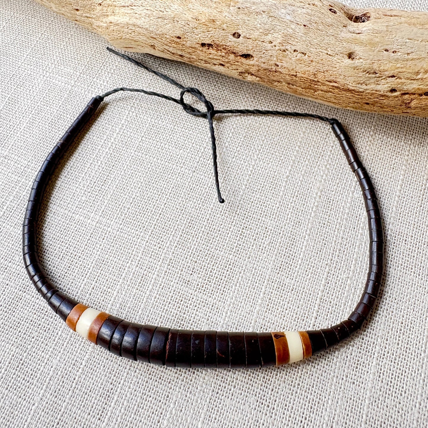 Parure collier et bracelet de graines naturelles de tucumã et jarina - Ethnie Apurina Collier Ethnie Apurina, localisée dans l' état de l' Amazonas au Nord du Brésil. 