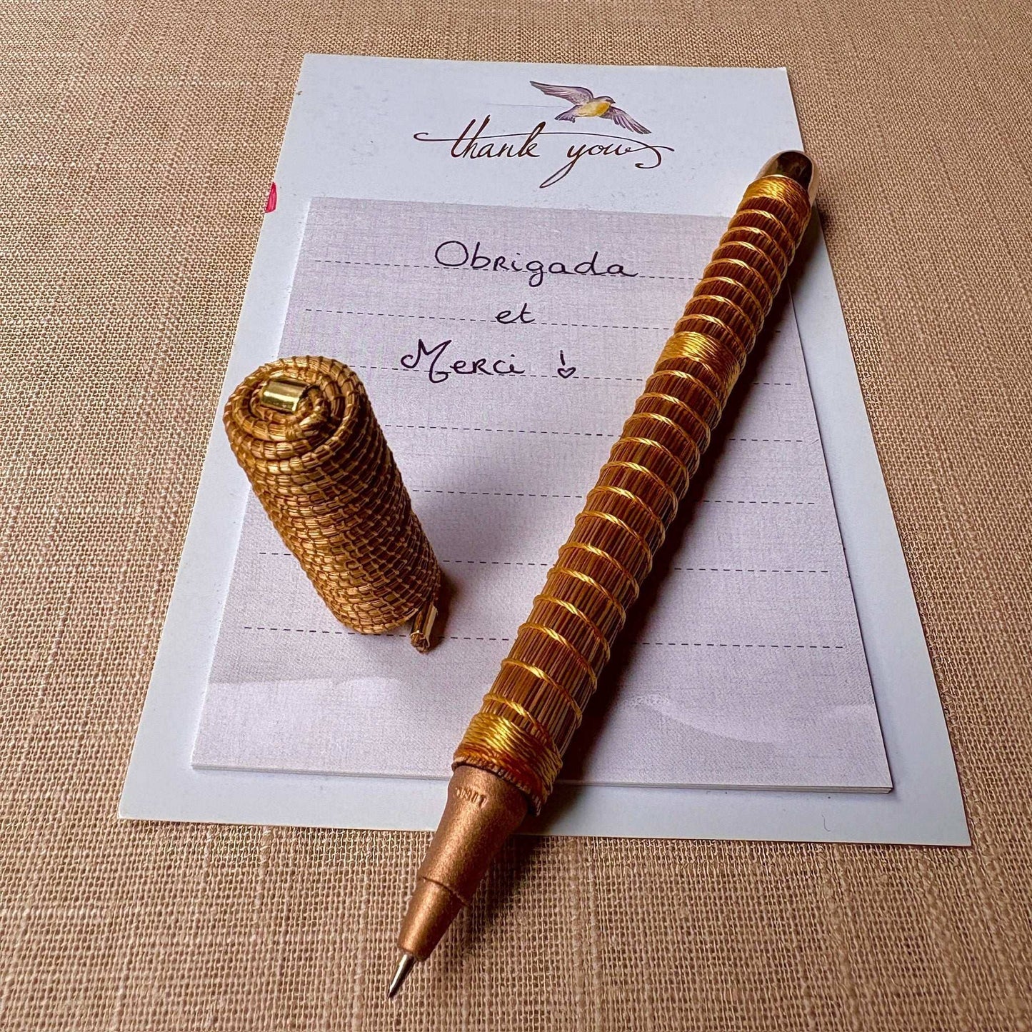 Stylo Capim Dourado - Premium - Fil de soie Stylo Artisan local travaillant le Capim Dourado dans l'état du Tocantins au centre-est du Brésil 