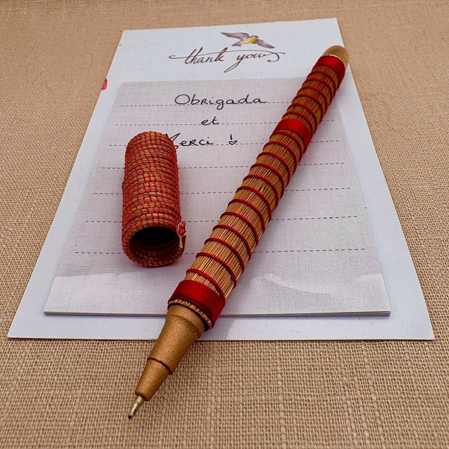 Stylo Capim Dourado - Premium - Fil de soie Stylo Artisan local travaillant le Capim Dourado dans l'état du Tocantins au centre-est du Brésil Rouge 