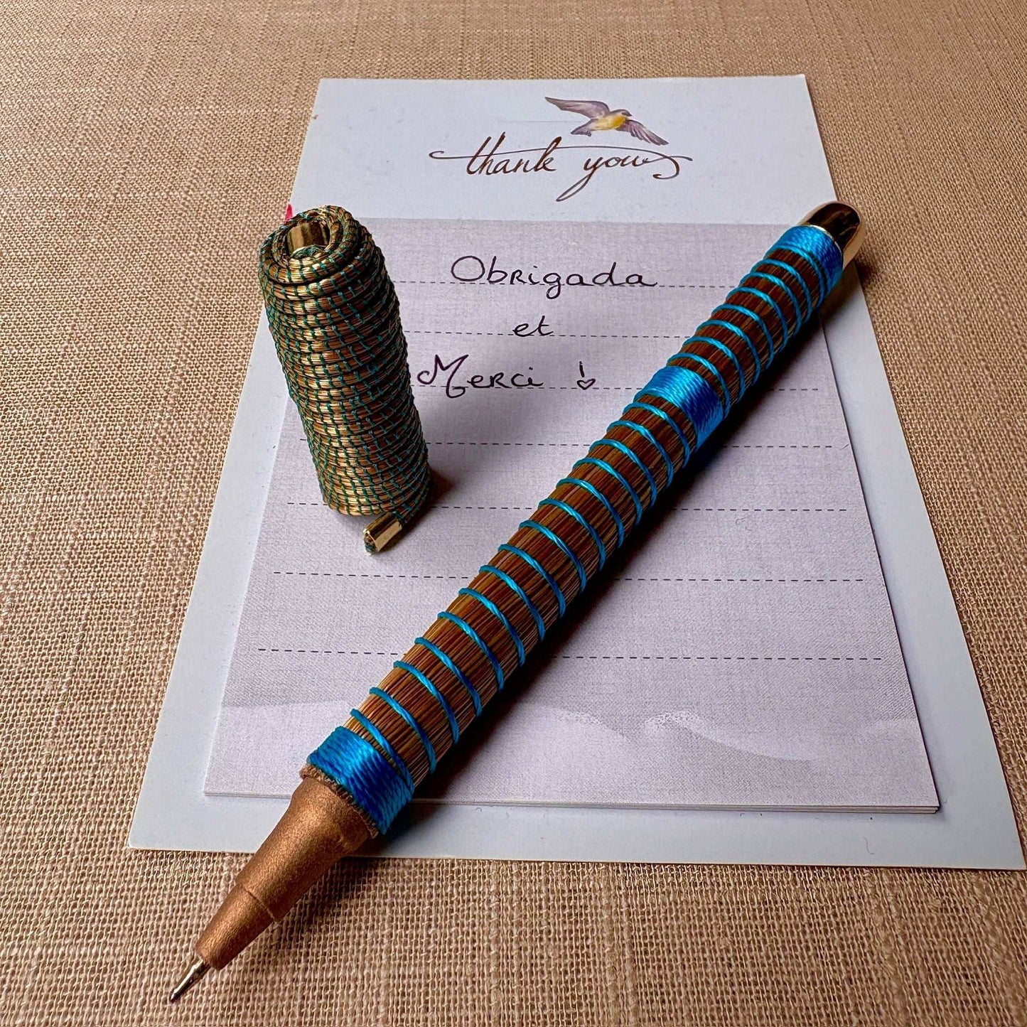 Stylo Capim Dourado - Premium - Fil de soie Stylo Artisan local travaillant le Capim Dourado dans l'état du Tocantins au centre-est du Brésil Bleu 