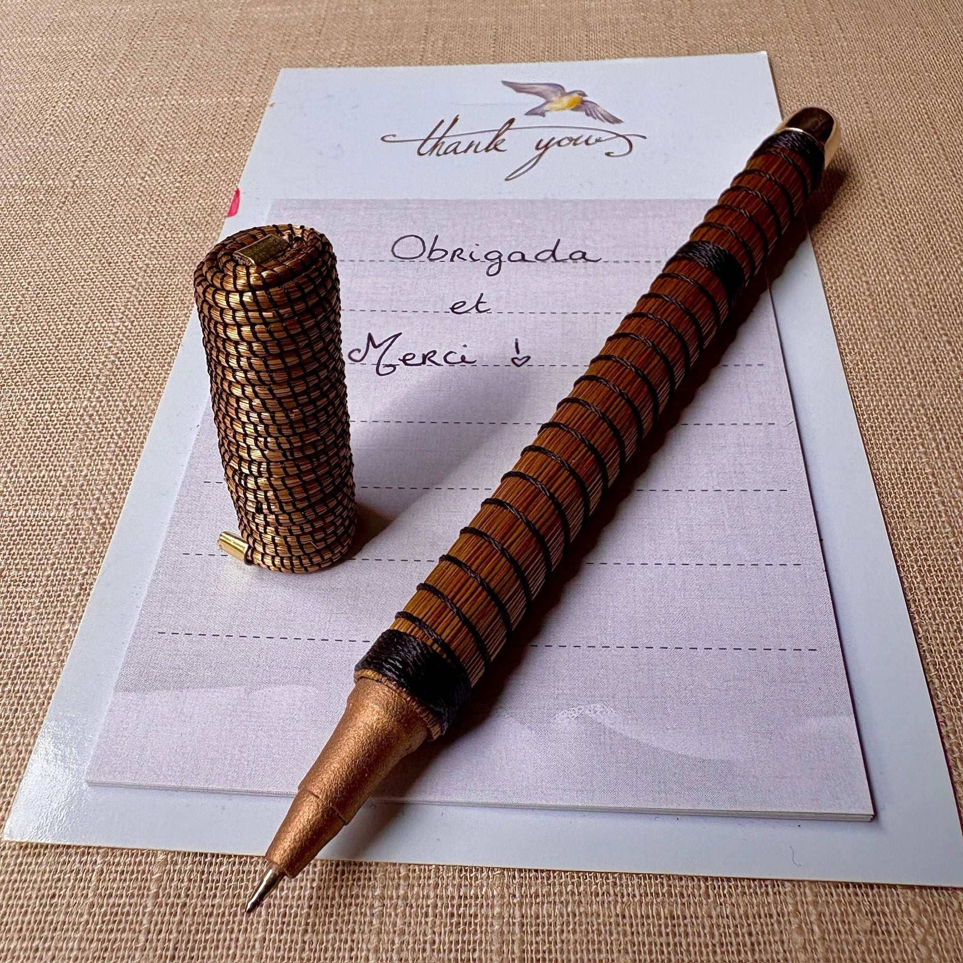 Stylo Capim Dourado - Premium - Fil de soie Stylo Artisan local travaillant le Capim Dourado dans l'état du Tocantins au centre-est du Brésil 