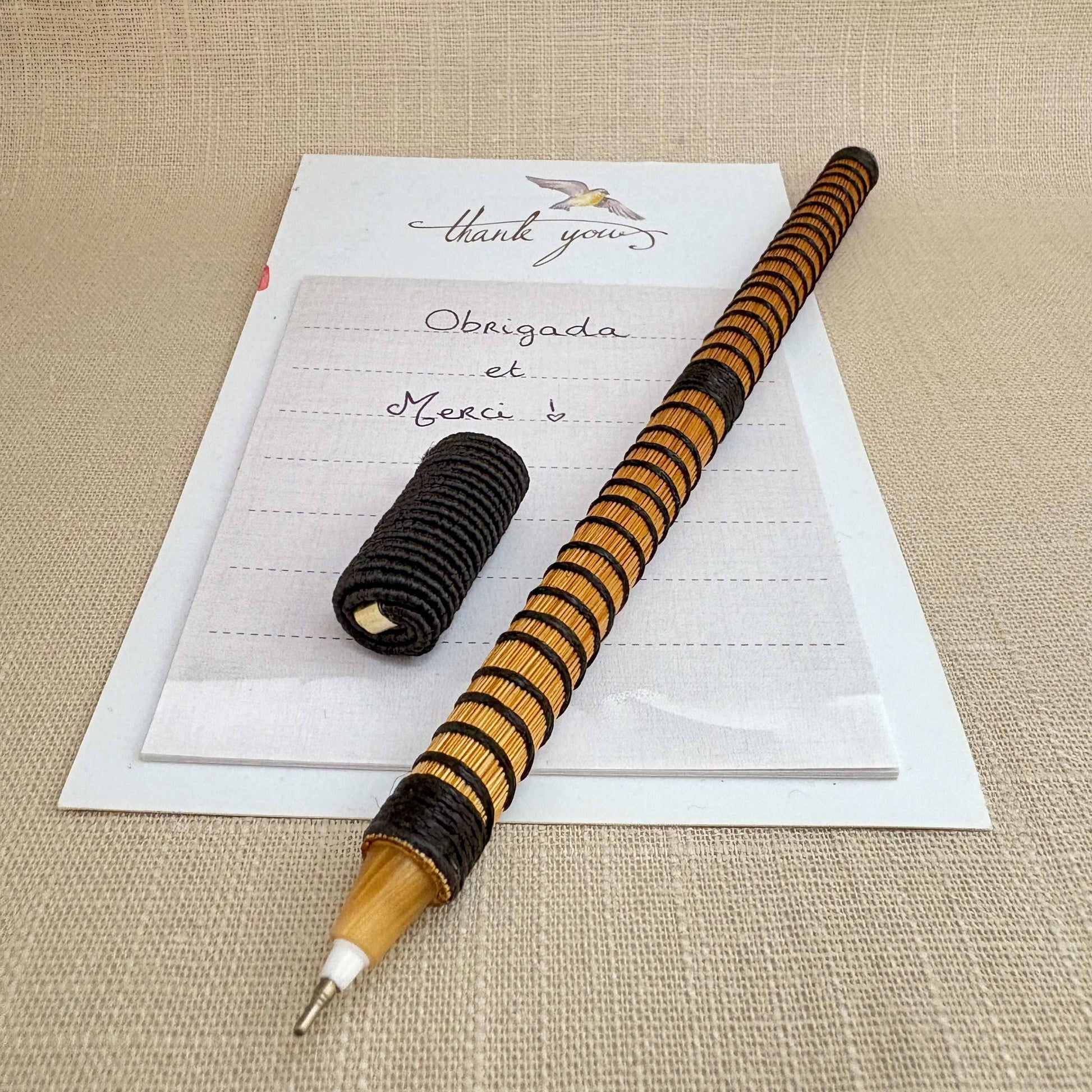Stylo Capim Dourado - Spiro- Fil texturé Stylo Artisan local travaillant le Capim Dourado dans l'état du Tocantins au centre-est du Brésil 