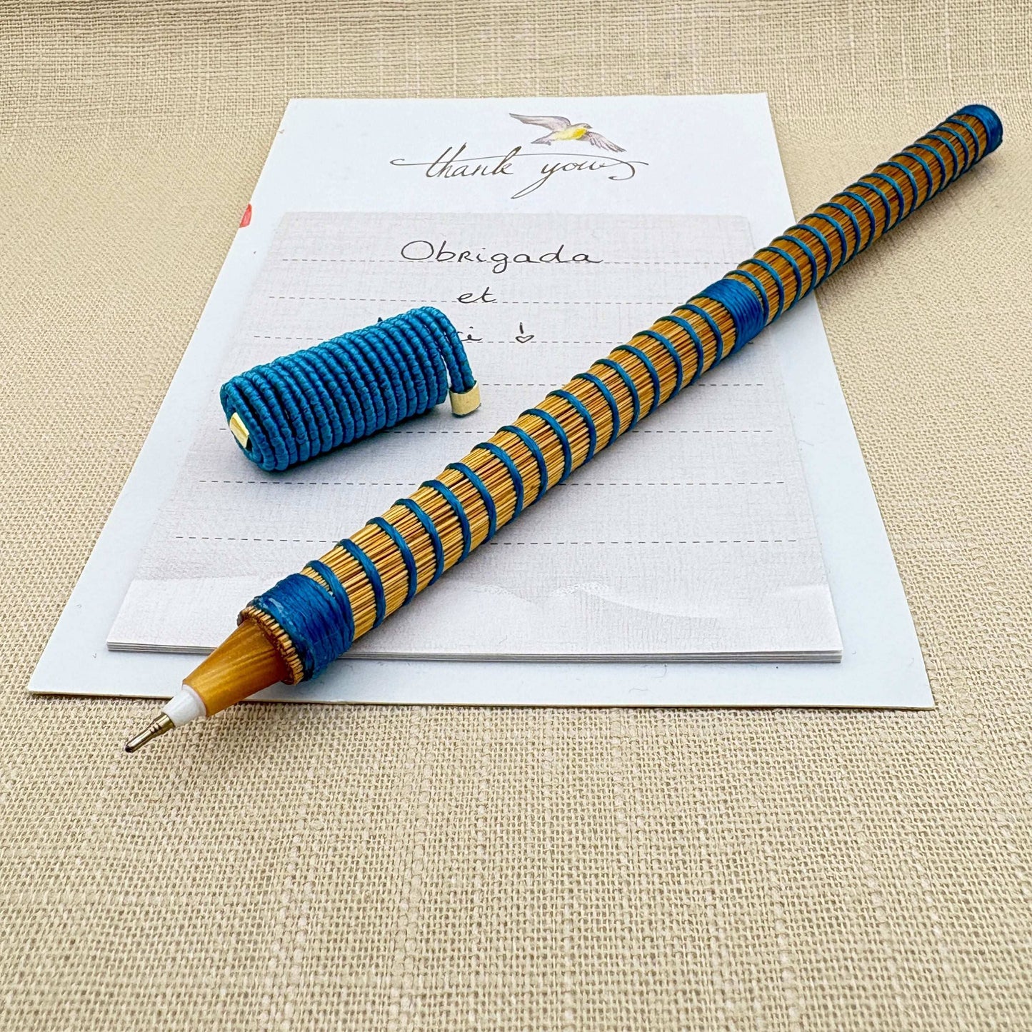 Stylo Capim Dourado - Spiro- Fil texturé Stylo Artisan local travaillant le Capim Dourado dans l'état du Tocantins au centre-est du Brésil Bleu 