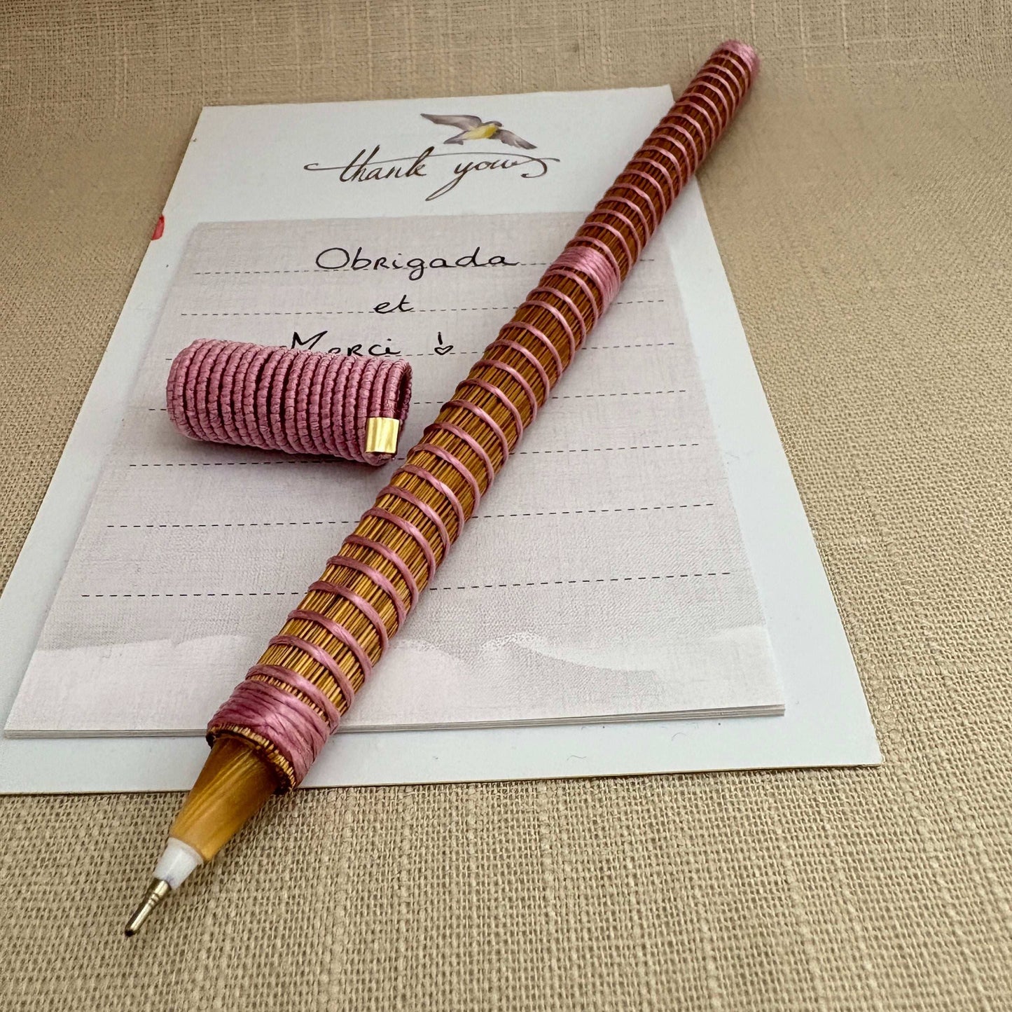 Stylo Capim Dourado - Spiro- Fil texturé Stylo Artisan local travaillant le Capim Dourado dans l'état du Tocantins au centre-est du Brésil 