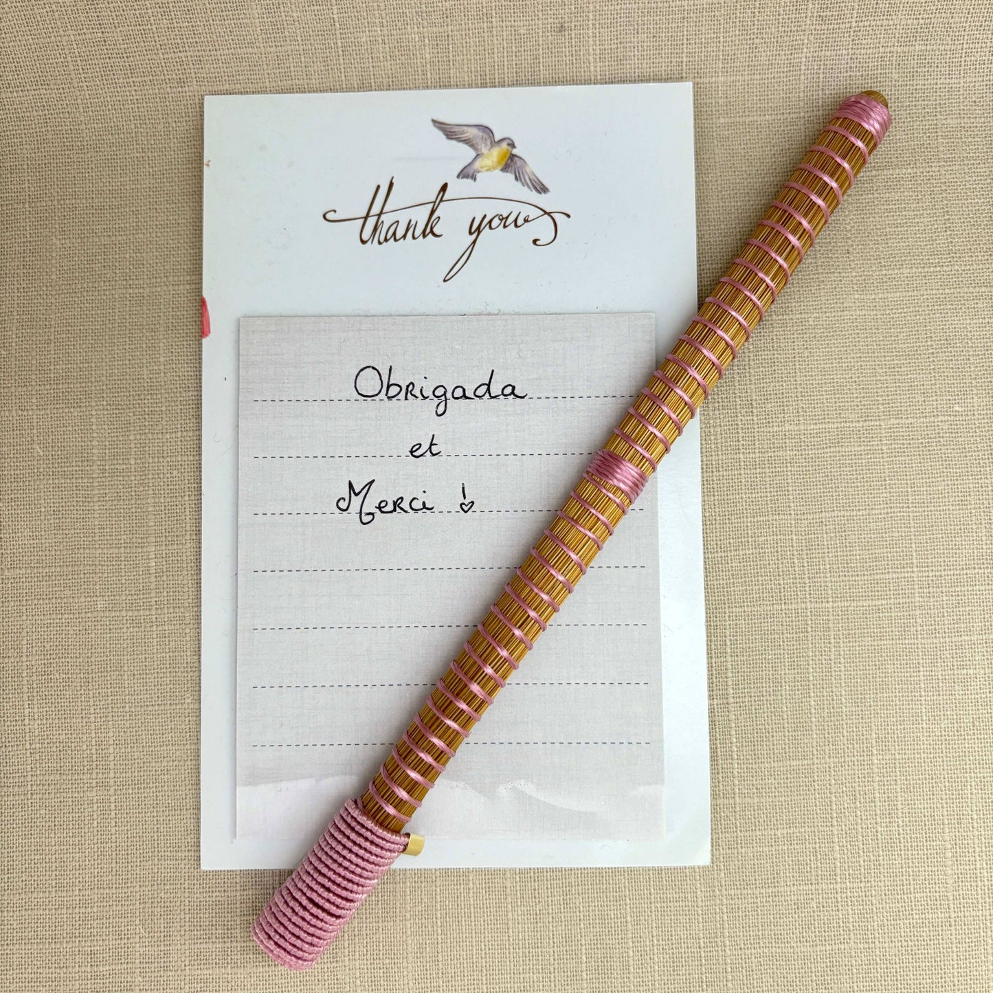 Stylo Capim Dourado - Spiro- Fil texturé Stylo Artisan local travaillant le Capim Dourado dans l'état du Tocantins au centre-est du Brésil 